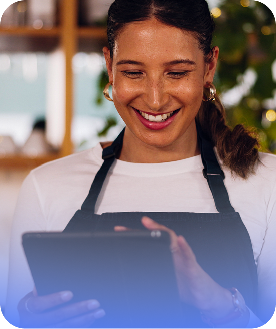 Mulher com celular na mão